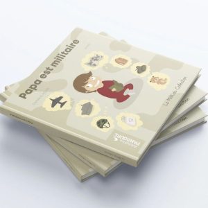 La photo montre un livre pour enfant carré de couleur kaki intitulé "Papa est militaire". Ce livre fait partie de la Milikids collection des Editions Pandoure. Youyou doudou photo personnalisé enfant doudou parent papa maman famille bebe fille garcon jouet doudou calin réconfort enfant de militaire armee pallier l'absence opex