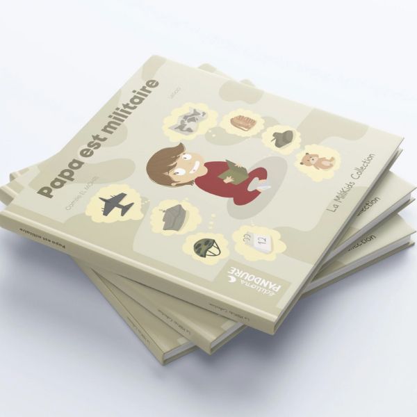 La photo montre un livre pour enfant carré de couleur kaki intitulé "Papa est militaire". Ce livre fait partie de la Milikids collection des Editions Pandoure. Youyou doudou photo personnalisé enfant doudou parent papa maman famille bebe fille garcon jouet doudou calin réconfort enfant de militaire armee pallier l'absence opex