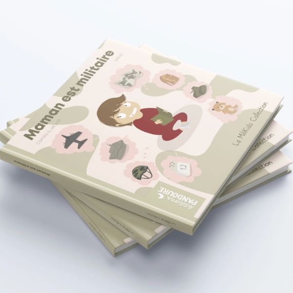 La photo montre un livre pour enfant carré de couleur kaki intitulé "Maman est militaire". Ce livre fait partie de la Milikids collection des Editions Pandoure. Youyou doudou photo personnalisé enfant doudou parent papa maman famille bebe fille garcon jouet doudou calin réconfort enfant de militaire armee pallier l'absence opex